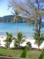 หาดทรายขาว และทะเลฟ้าครามเหมือนดั่งคริสตัล