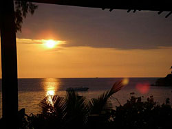 บรรยากาศพระอาทิตย์ตกยามเย็น ที่มองจากห้องอาหารของเกาะกูด รีสอร์ท
