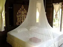 บังกะโลทุกห้อง มีทั้งแอร์คอนดิชั่น พัดลม และมุ้ง