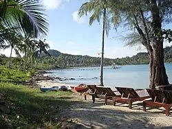 เพลิดเพลินกับการนั่งชมอ่าวบางเบ้าจากเก้าอี้หน้าหาดของเกาะกูด รีสอร์ท
