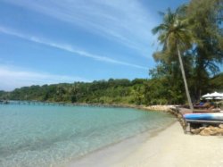 ชายหาดขาวๆกับน้ำทะเลใสๆ และท้องทะเลสีคราม